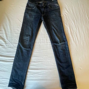 Mörkblå Replay jeans  - Snygga mörkblå jeans från Replay, modell Wally's. Klassisk femficksdesign med raka ben och kontrastsömmar. Jeansen har normal passform och är tillverkade i slitstarkt denimtyg. Perfekta för dig som gillar stilrena och tidlösa jeans.  Nypris 999kr Passar 158-170