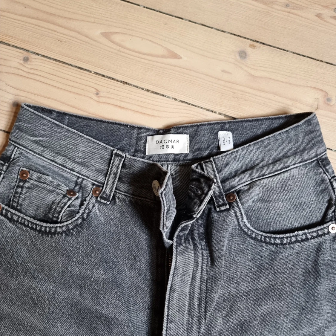 Grå raka jeans från Dagmar - 2