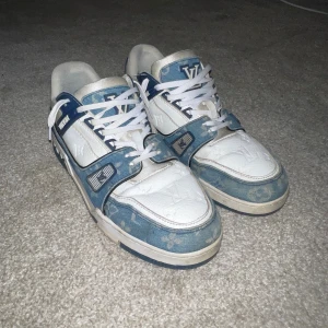 Louis Vuitton Sneakers - Säljer ett par fräscha sneakers från ”Louis Vuitton” i använt skick. Bytt nya skosnören (pris kan duskuteras).