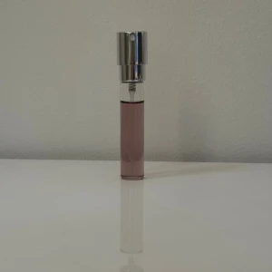 Juliette Has A Gun – Vanilla Vibes - Juliette Has A Gun – Vanilla Vibes (8 ml) ☀️Köpt genom Sniph, endast provad några gånger. En varm och salt vaniljdoft med inslag av havsbris, sand och mysk – söt men samtidigt fräsch och unik.