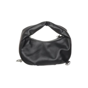 Svart axelväska med kedjedetaljer - Cool svart axelväska i skinnimitation med mjuk, rundad form och silverfärgad kedja som detalj. Väskan har dragkedja upptill och en bred, mjuk rem som gör den skön att bära. Perfekt för dig som gillar stilrena accessoarer med lite edge. Mini