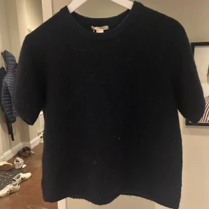 Svart stickad tröja Gina Tricot 170 - Använd ungefär 2 gånger men som ny, lite nopprig men inget man tänker på. Prislapp kvar och materialet kan ni se på bild 5. Mysig svart stickad tröja från Gina Tricot i storlek 170. Tröjan har korta ärmar och en klassisk rund halsringning. Perfekt för lager-på-lager och passar till både jeans och kjol. Enkel och stilren design som funkar året runt. 🥰🥰