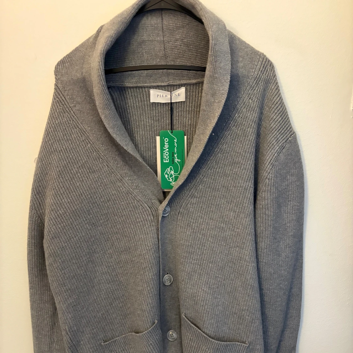 Grå ribbstickad kofta från Pier One