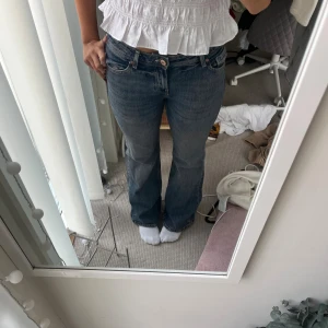 Low/mid waist jeans Bershka - Säljer ett par gråblå Bershka jeans i storlek 36☺️ Säljer därför att de inte passar, då jag köpte fel storlek. Dom ger vintage vibbar o passar bra till nästan allt🫰Trots lite skrynkliga på bilden har de aldrig använts och är som nya, bara lite billigare💓