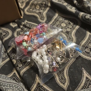 Mystery jewlery box - 2 st mystery jewlery boxes men massa blandade smycket 39kr st eller 59kr för båda ca 30 till 40 saker. Använt med bra skick, inte riktigt guld eller silver vad jag vet