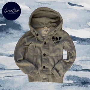 Grå hoodie/ kofta från Abercrombie & Fitch - Snygg grå hoodie från Abercrombie & Fitch med broderad A&F-text på bröstet | Muddarna gör att vika ner | Size: M men passar size S| Bredd: 42cm Längd: 62cm