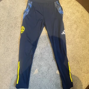  Adidas träningsbyxor Sverige - Tja! Säljer dessa Mörkblå landslagsbyxor från Adidas, dessa är spelare i landslaget som använder och går ej att köpa så dom är väldigt limiterade i mängden!