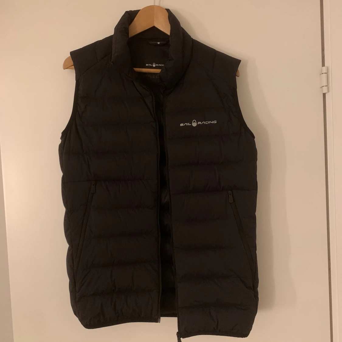 Svart dunväst från Sail Racing