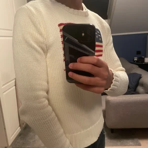 Vit stickad tröja Polo Ralph Lauren - Säljer en vit stickad tröja från Polo Ralph pågrund av att jag växt ut den. Den är i storlek Xs (160-174). Skriv gärna om ni har frågor😁