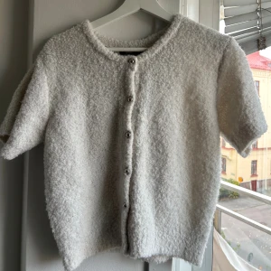 Ginatricot kofta - Stickad kofta från Ginatricot. Kortärmad med knappar. Storlek xs men mer som en s. Knappt använd.