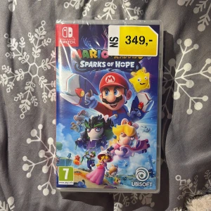 Mario + Rabbids Sparks of Hope - Mario + Rabbids Sparks of Hope till Nintendo Switch. Spelet är i mycket fint skick med originalfodral. Ett galaktiskt äventyr med actionfyllda taktiska strider och färgstarka karaktärer. Perfekt för både barn och vuxna. PEGI 7.
