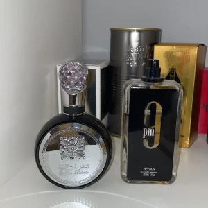 Byte - Afnan 9pm EdP är en modern parfym med stilren design, perfekt för dig som vill sticka ut. Flaskan rymmer 100 ml och passar dig som gillar att testa nya dofter och uttryck. En populär favorit bland unga vuxna.
