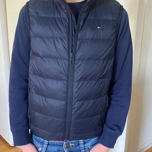 Tommy hilfiger väst  - Mörkblå Tommy hilfiger väst till salu i bra skick. Storlek 140. Återkom vid funderingar! MVH 