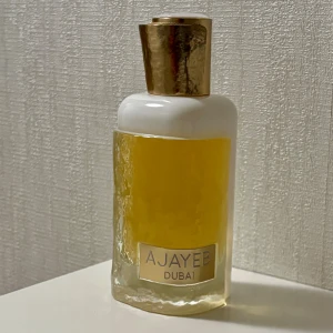 Lattafa Ajayeb Dubai parfym  - Ajayeb Dubai från Lattafa, 100 ml. Endast testad. Kommer i originalförpackningen. Givetvis förvarad mörkt och svalt. 