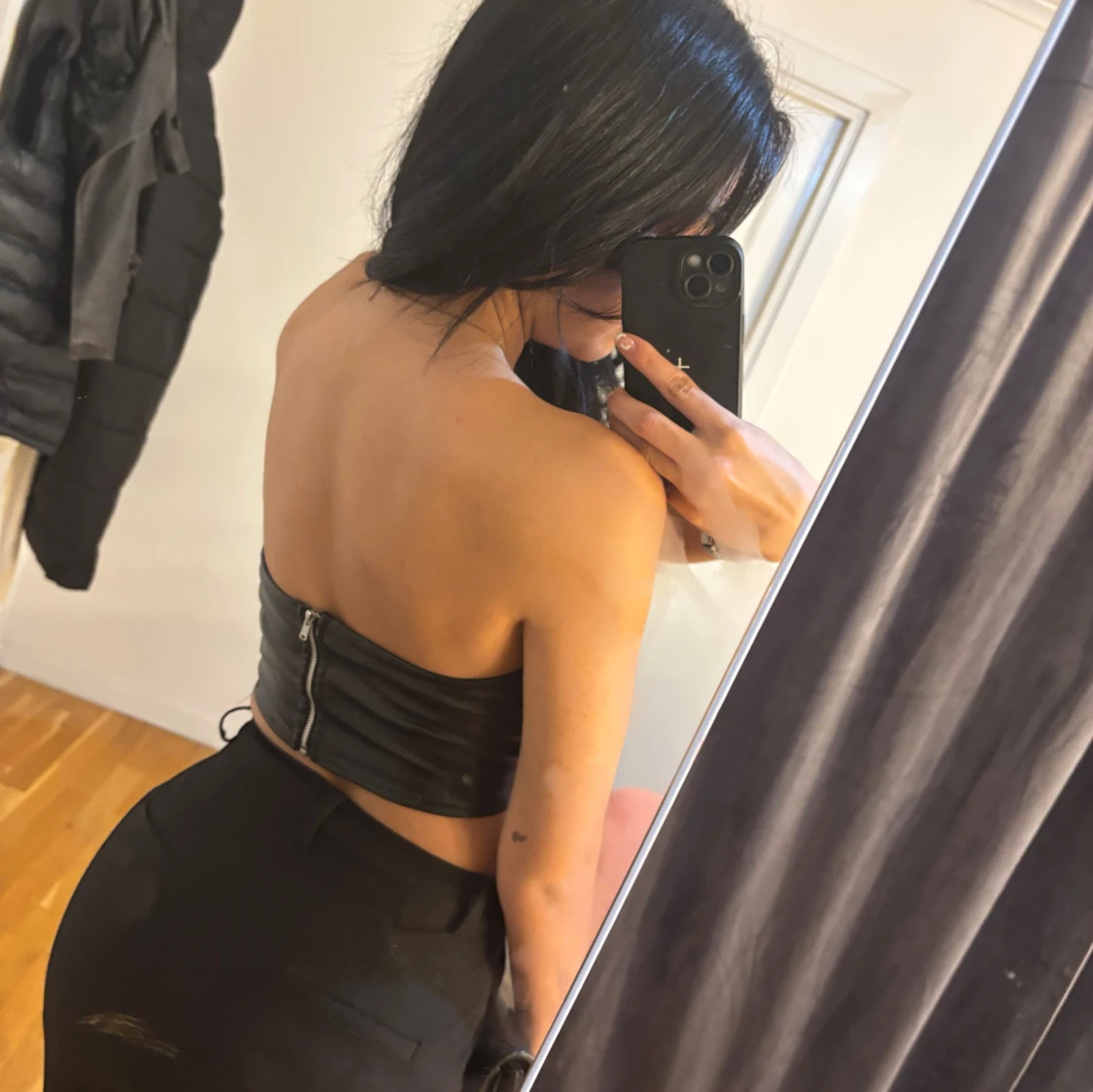 Svart korsett-topp i skinnimitation - 1