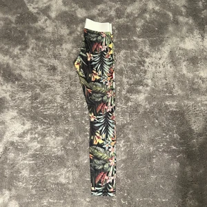 Stronger tights  - Snygga tränings tights från stronger i modellen Vietnam. Välanvända men inga större defekter. Säljer då jag inte använder dom. Originalpris är runt 900kr, säljer för 250kr men det kan diskuteras. Originalförpackningen medföljer. Kom privat för bilder/frågor 💗