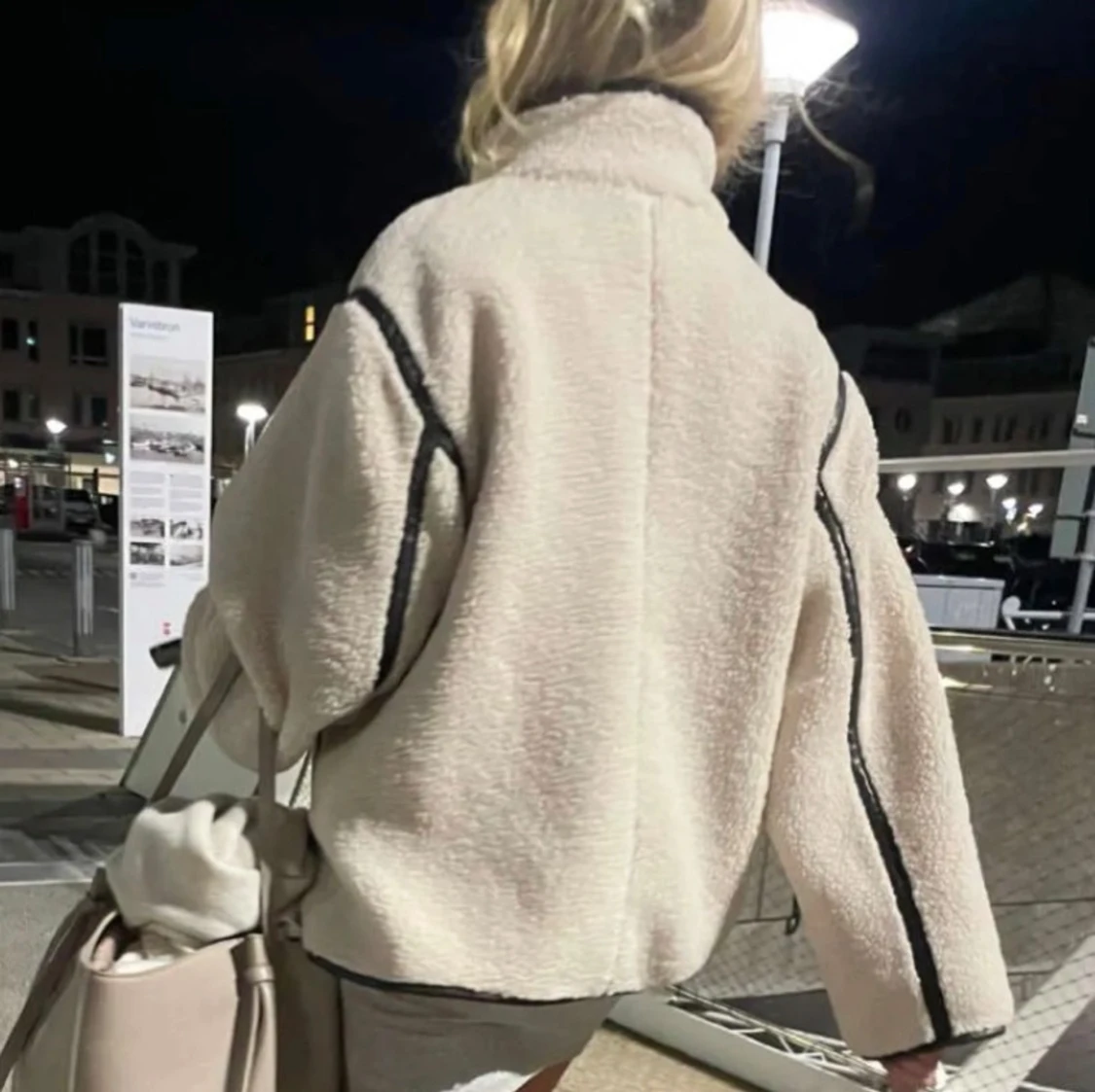 Vit teddyjacka med svarta detaljer - 4