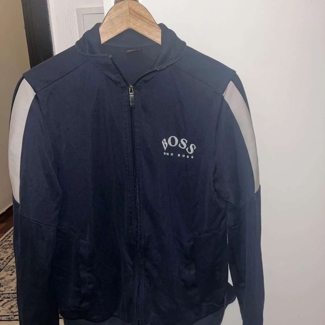 Marinblå hoodie från Hugo Boss