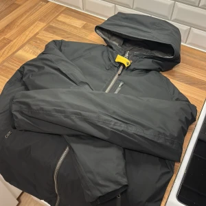 Parajumper jacka  - En riktigt fett parajumperjacka. 9/10 skick,inga trasiga hål eller fläckar! Alltså knappast andvånd. Man kan även vända den ut och in,så på ena sidan så är den grön med dunmönster och andra sidan är svart som är slätt. Hör av er vid mer frågor !! 