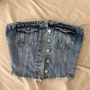 Jeans topp - Säljer min jeanstopp då den inte används, inga defekter och sparsamt använd 🥰