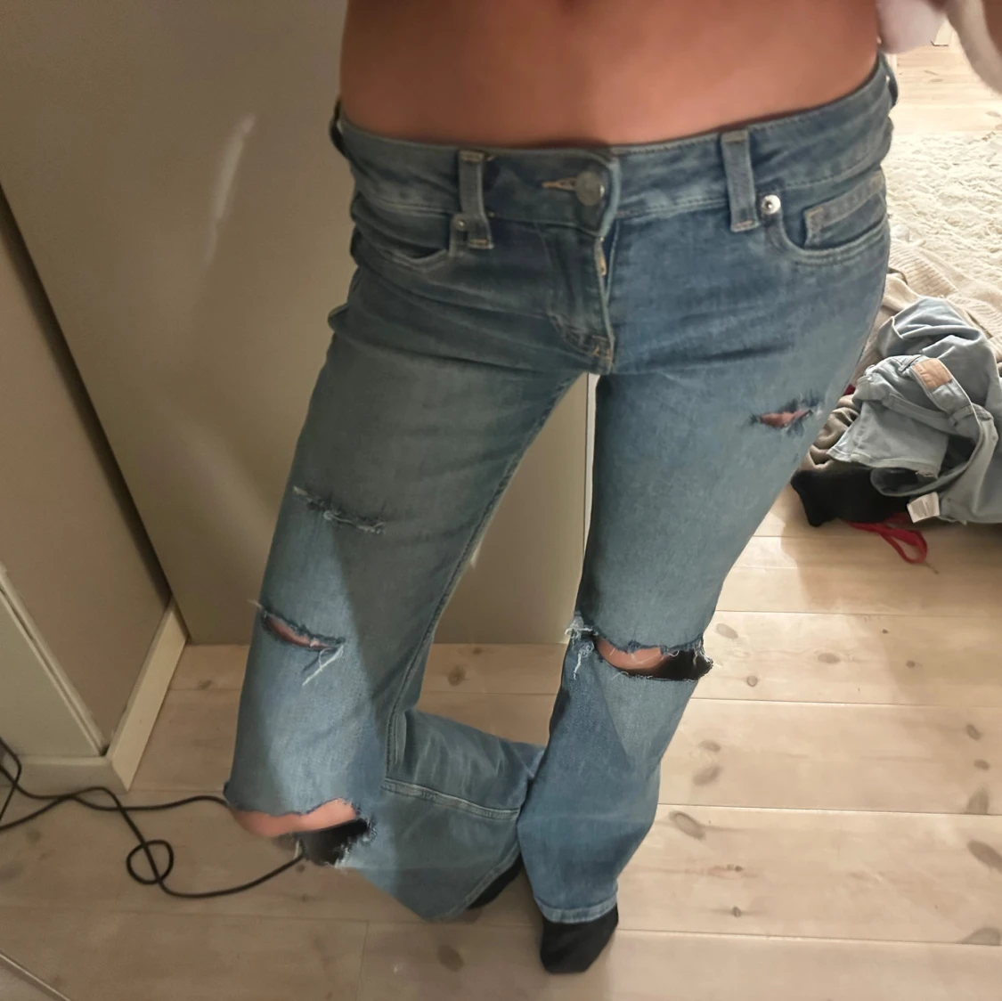 Blå bootcut jeans med slitningar