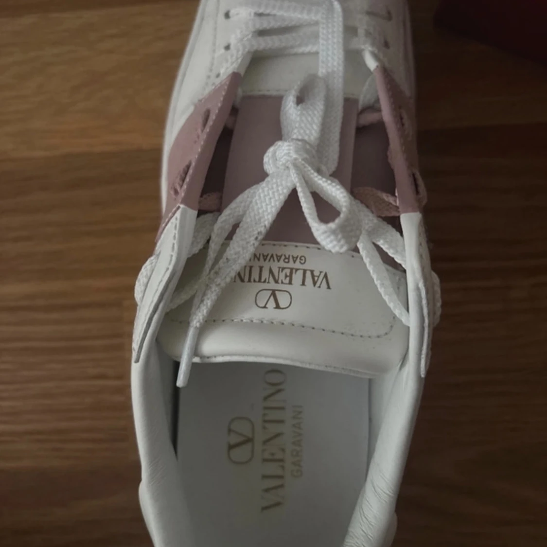 Valentino Garavani vita sneakers med rosa detalj - 3