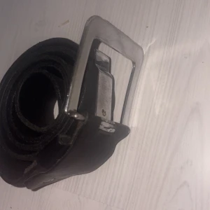 Svart dolcegabbana  - Snyggt svart dolcegabbana  bälte  i skinn med ett rejält fyrkantigt silverspänne. Bältet är stilrent och passar perfekt till jeans eller byxor. Klassisk design utan mönster och med en enkel, rak form. Perfekt accessoar för att lyfta din outfit.