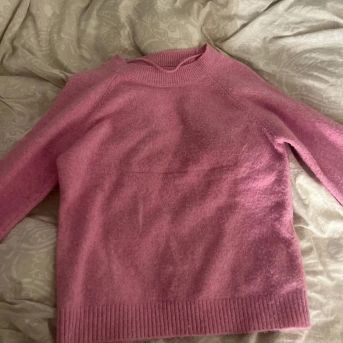 Rosa stickad tröja med ribbade muddar