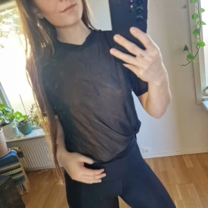 Svart mesh t-shirt Light Before Dark - Svart transparent mesh t-shirt från Light Before Dark. Oversized passform med korta ärmar och rund halsringning. Perfekt att styla lager på lager för en edgy look. T-shirt i tjockare meshtyg. Står S, men är loose fit. Kanske är en herrstorlek, så passar nog dam S som en loose fit och L som perfekt snugg