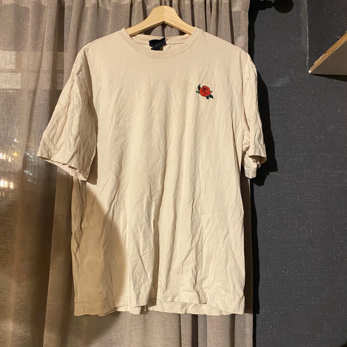 Beige t-shirt med rosbroderi från H&M