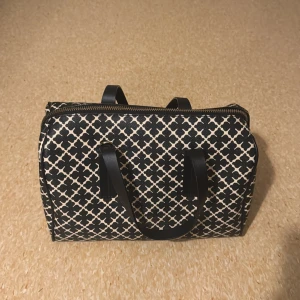 By malene birger - Säljer min väska som inte går i användning, mycket bra skick 