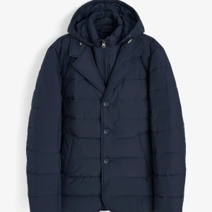 John Henric Mörkblå pufferjacka  - Snygg mörkblå pufferjacka från John Henric med avtagbar huva och dragkedja. Jackan har knappar framtill, quiltad design och två fickor. Mycket bra skick, köptes till förra vintern men användes knappast - Inga defekter. Nypris 1999kr (för nuvarande slut online). För vidare frågor tveka inte att höra av dig!