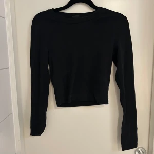 Långärmad magtröja - Svart långärmad magtröja från GinaTricot i storlek S