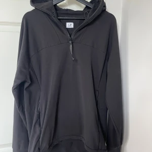 CP company hoodie - Säljer min svarta CP company hoodie då den inte kommer till användning. Storlek L. Köpt för 2 år sedan från NK i Göteborg. Snygg hoodie som passar till allt. Dragkedjan på hoodien går att dra hela vägen upp. Hör gärna av er vid frågor!