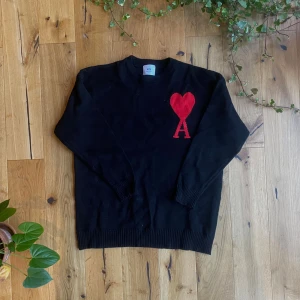 Ami Paris Sweater - Säljer denna stickade Ami Paris tröjan då den inte kommer till användning. Har aldrig använts och är i 10/10 skick , finns inga defekter alls. Skriv pm innan köp. Pris är ej spikat i sten vid snabb affär. Skriv gärna vid funderingar / bilder. 😁