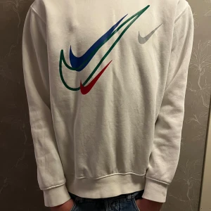 Nike sweatshirt  - Säljer en clean Nike sweatshirt i storlek M. Liten fläck vid insidan av kragen (se bild) Annars i bra skick. Nypris: ca 800, Modell 183cm