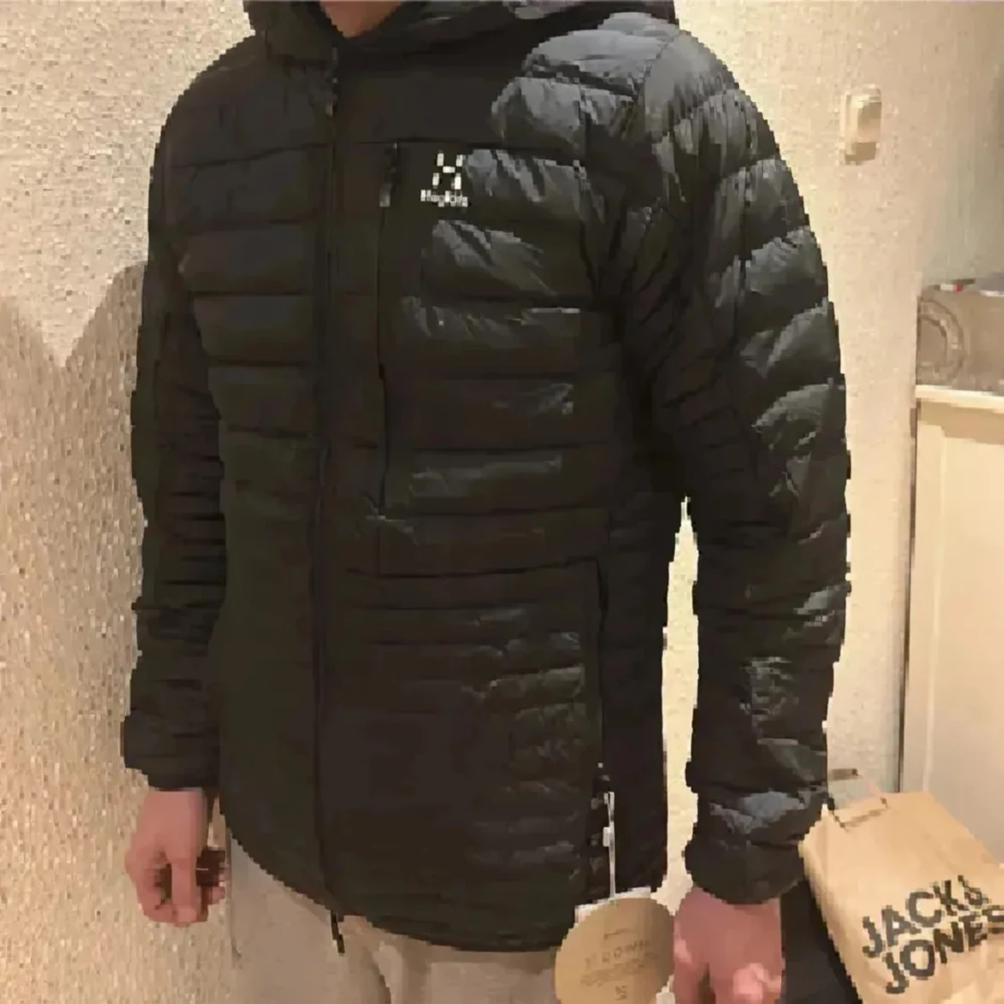 Svart dunjacka med huva från Haglöfs - 4