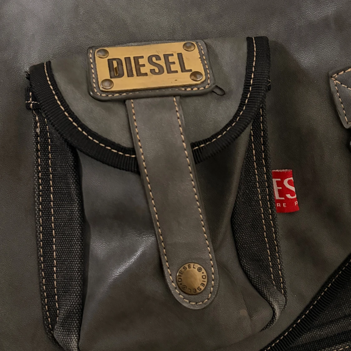 Grå axelväska från Diesel - 1