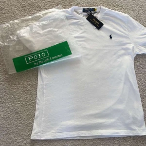 Vit t-shirt från Polo Ralph Lauren - Storelk L passar M