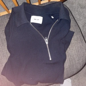 Mörkblå stickad quarter zip från NN07 - Quarter zip från no nationality köpt på NK i Stockholm för 1499 kom privat för frågor
