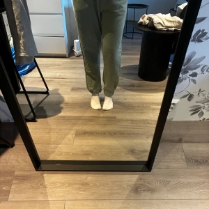 Gröna mjukisbyxor - Mysiga ljusgröna mjukisbyxor från lager 157 i storlek XS. Byxorna har resår i midjan och muddar vid bensluten, samt sidofickor. Perfekta för chill dagar eller när du vill vara extra bekväm.