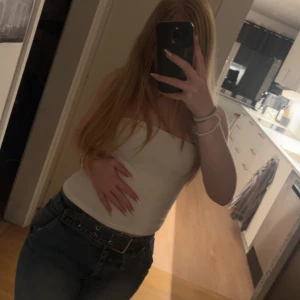Lågmidjade flare jeans - Några år gammla jeans, men fortfarande lika stiliga som förr! Säljer dem pga att de är för små för mig. Skriv gärna ifall ni har några frågor eller om det ska diskuteras pris!🤗🥰