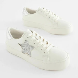 Vita sneakers - Säljer dessa så snygga sneakers från NEXT med stjärndetaljer på sidorna, köpa i storlek 40 men passar nog även 39 då dem är lite smala i modellen :) 🩷 skriv för mer bilder 🩷🩷 använda max 3 gånger endast, köpta på zalando för 615 kr 