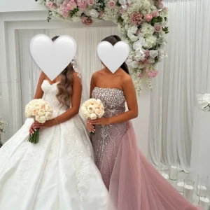 Lång rosa balklänning med paljetter - Säljer min fina festklänning i ljusrosa. Klänningen är axelbandslös och har en lång vacker tyllkjol, ej avtagbart. Klänningen är i storlek 34/36 och passar mig som är 164cm lång. Kemtvättad och i fint skick. Använd en kväll. Fler bilder smat videos finns vid önska.