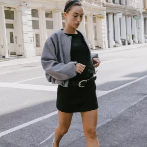 Grå bomberjacka med dragkedja - Säljer en grå jacka jättefin perfekt till hösten!!