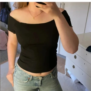 Svart offshoulder topp  - Helt ny svart topp från lager 157! Aldrig använd! Hör gärna av dig om du undrar något 💘💘(ny pris 100 kr)