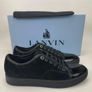 Lanvin skor(nyskick)  - Hej! Säljer nu dessa sjukt snygga lanvin skor. Skorna är i toppskick! Har begränsat antal boxar och dustbag. Hör av dig vid frågor. 