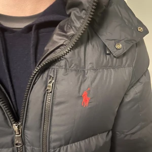 Ralph Lauren vinterjacka M - Ralph Lauren vinterjacka i storlek M, säljer för att jag vill ha en annan färg på vinterjacka. Skriv vid fundering, pris är ej hugget i sten. Litet hål, men är täckt (bild 4)