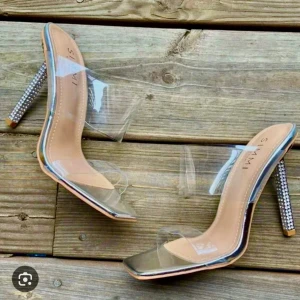 Klackskor, SIMMI London. - Säljer ett par transparenta klackar från SIMMI London med diamanter på. Skorna har utgått ifrån sortiment och finns inte på hemsidan längre. Säljer vidare dessa då de ej passade mig, storlek 39 men passar bra till de som också har 38. Skorna är i mycket bra skick, detta syns inte på bild då de är genomskinliga, första bilden är inte min. 🧡