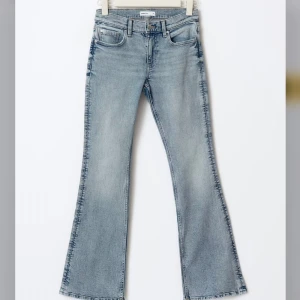 Jeans - Blåa lågmidjade bootcut jeans från gina tricot. Jeansen är i storlek 38 och är aldrig använda.❣️
